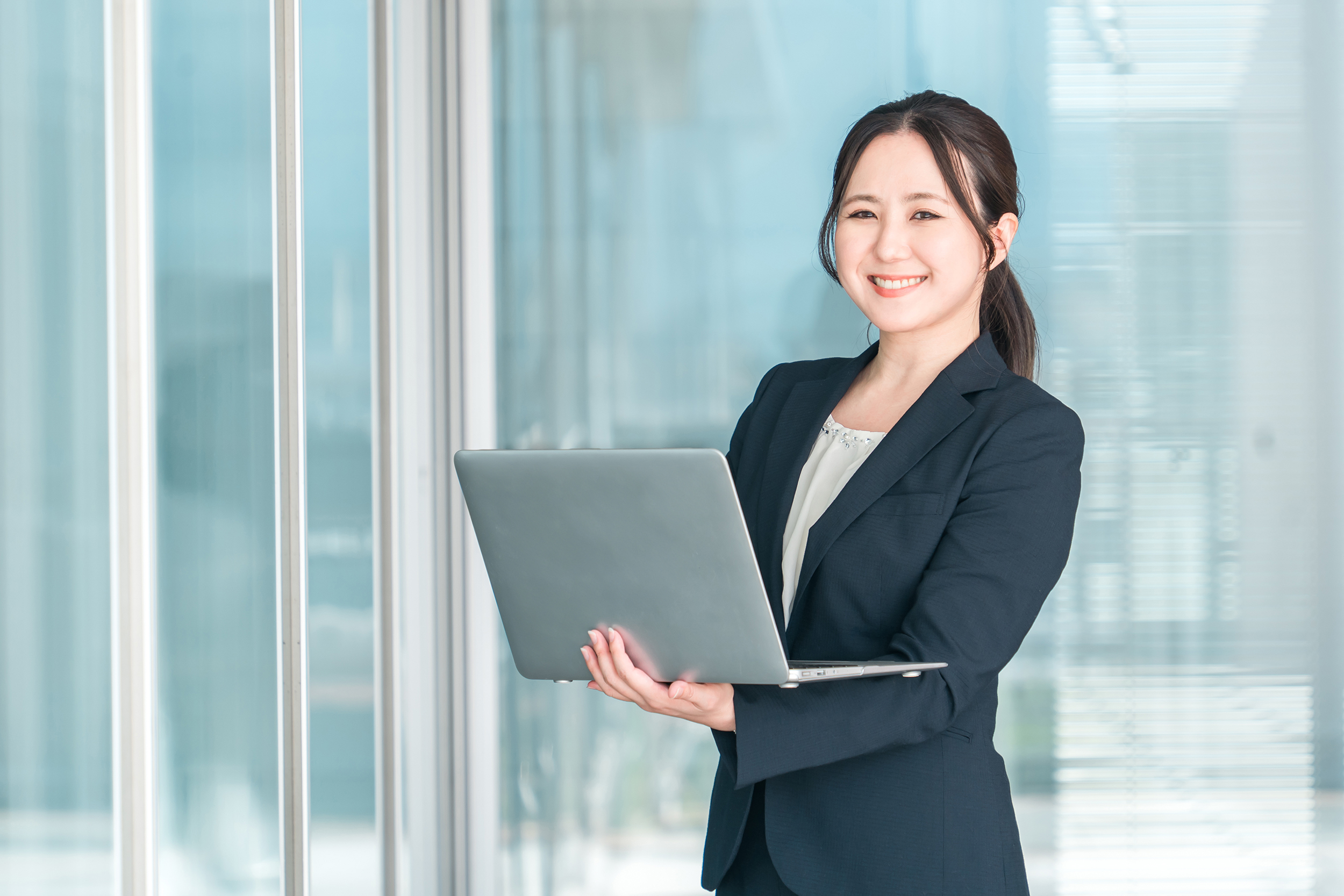 オフィスで働く日本のビジネスチーム